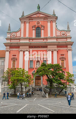 Une vue de l'église franciscaine de l'Anunciation à partir de la triple pont par la rivière Ljubljanica dans la ville de Ljubljana, Slovénie. Banque D'Images