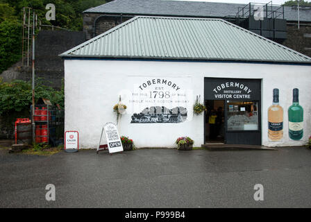 L'île de Tobermory Single Malt Whisky Distillery Isle of Mull Ecosse Vue extérieure du bâtiment locaux peint en blanc et l'entrée à Tobermory 1798 d Banque D'Images