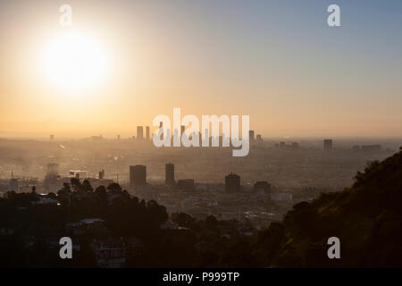 Lever du soleil sur la colline de smog en direction de Hollywood et du centre-ville de Los Angeles. Banque D'Images