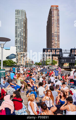 La ville de New York, USA - 4 juillet 2018 : Les gens attendent de voir le jour de l'indépendance du 4 juillet feu d'artifice à un Long Island pier. Banque D'Images