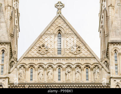 Sculptures en pierre sur l'extérieur de l'ouest à l'avant plus récemment construit de l'Angleterre de la cathédrales, Truro, Cornwall. Banque D'Images