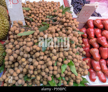 Grand groupe de Longan Fruits tropicaux au Marché intérieur Banque D'Images