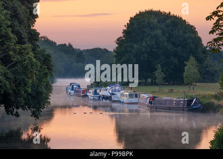 Bateaux amarrés sur la rive de la Tamise dans le brouillard de l'aube, Abingdon-on-Thames, Oxfordshire, Angleterre, Royaume-Uni, Europe Banque D'Images