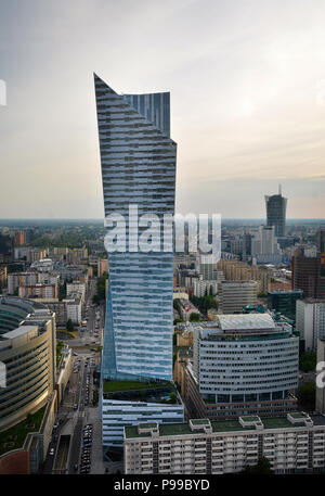 Varsovie, Pologne - le 27 juin 2018. Vue de dessus et de paysage urbain avec des gratte-ciel Hôtels et office ,avec les immeubles commerciaux au coucher du soleil à Varsovie d Banque D'Images