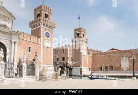 L'Europe, Italie, Vénétie, Venise. Faire du tourisme à la porte de la photo à l'Arsenale di Venezia. Banque D'Images