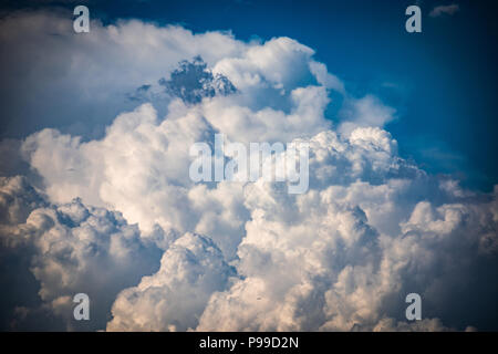 Las Vegas, NV - nuages duveteux en haut dans le ciel Banque D'Images