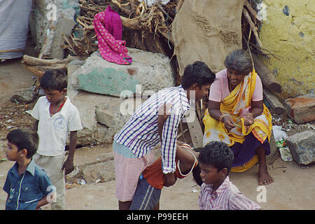 Les pauvres non identifiés près de leurs maisons les bidonvilles en Inde. Banque D'Images