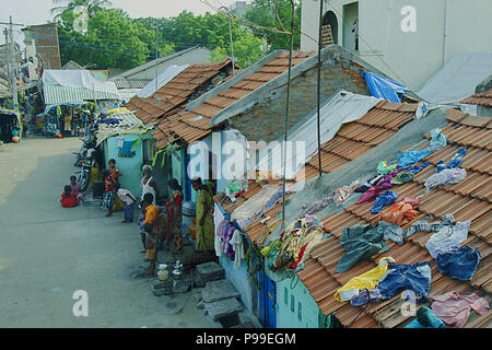 Les pauvres non identifiés près de leurs maisons les bidonvilles en Inde. Banque D'Images