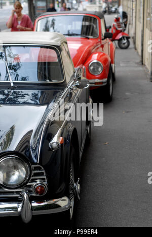 PARIS LOCATION - VINTAGE CAR DANS LA RUE PARIS - TRIUMPH TR4 et ponderosa - PARIS STREET PHOTOGRAPHY - CLASSIC CAR PARIS © Frédéric Beaumont Banque D'Images