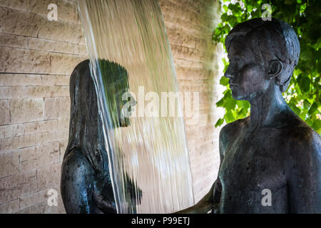 Sculptures qui célèbrent l'amour dans le jardin des amoureux de jardin Trauttmansdorff à Merano (Meran), le Tyrol du Sud, Italie du nord. Banque D'Images