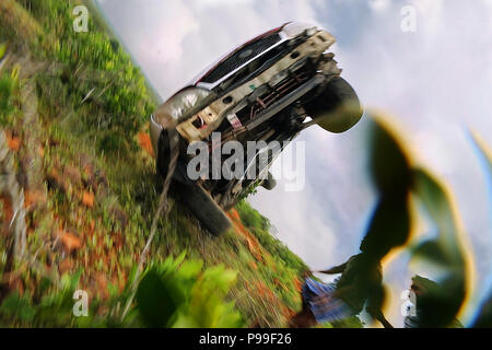 S'est écrasé, un accident s'est écrasé et a roulé voiture blanche dans la forêt. Banque D'Images