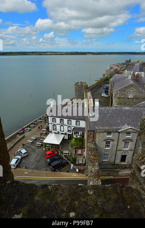 Vue du château de Caernarfon la pub d'Anglesey au nord du Pays de Galles, Royaume-Uni Banque D'Images