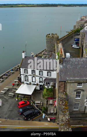 Vue du château de Caernarfon la pub d'Anglesey au nord du Pays de Galles, Royaume-Uni Banque D'Images