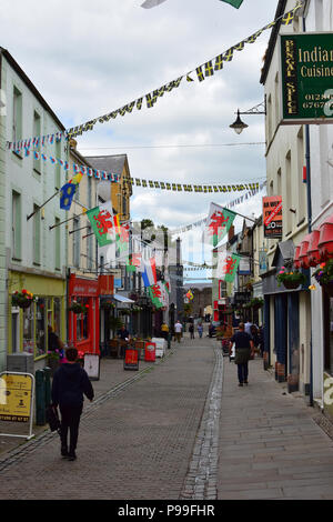 Palace vue sur la rue vers le château de Caernarfon Caernarfon, Nord du Pays de Galles UK Banque D'Images