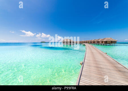 Maldives island, l'eau de luxe villas resort et jetée en bois. Beau Ciel et nuages et fond de plage d'été vacances et voyage Banque D'Images