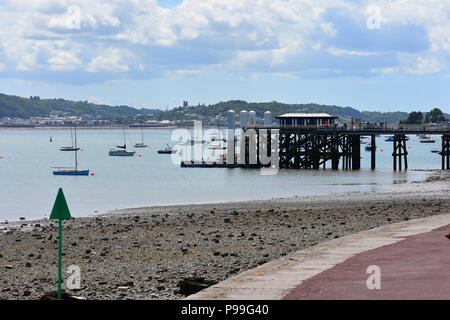 Colonnes sur le ponton flottant et embarcadère à Beaumaris Pier North Wales UK Banque D'Images