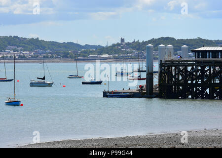 Colonnes sur le ponton flottant et embarcadère à Beaumaris Pier North Wales UK Banque D'Images