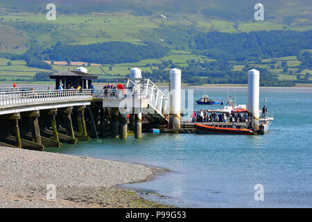 Colonnes sur le ponton flottant et embarcadère à Beaumaris Pier North Wales UK Banque D'Images