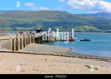 Colonnes sur le ponton flottant et embarcadère à Beaumaris Pier North Wales UK Banque D'Images