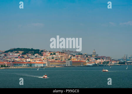 Vue sur les toits de la ville de Lisbonne avec des bateaux (cacilheiro) sur le Tage ; Concept pour voyager au Portugal et visiter Lisbonne Banque D'Images