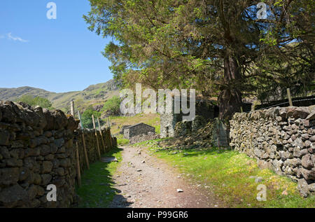 Grange en pierre et mur en pierre sèche à côté du sentier à Easedale dans Spring Lake District National Park Cumbria Angleterre Royaume-Uni Grande-Bretagne Banque D'Images