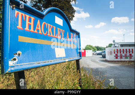 Le Groupe de stade à Dennyfield Mitton, Bradford. L'accueil d'Thackley AFC. Banque D'Images