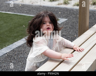 Vêtements bébé fille blanc victorian, 2018 Robert Taylor/Alamy Live News. Newquay, Cornwall, UK. Banque D'Images