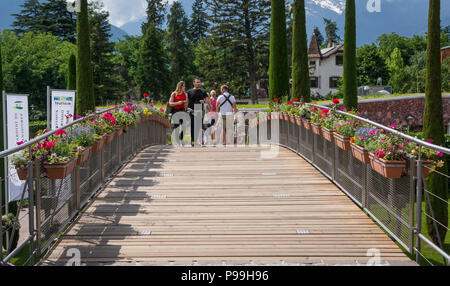 Dans le jardin Trauttmansdorff Merano (Meran), Italie - 27 juin 2018 : Avenue de l'accès au célèbre jardin botanique dans la région de Meran Trauttmansdorff, Sud Tyro Banque D'Images