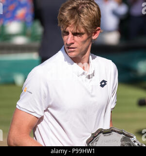 Kevin Anderson, joueur sud-africain, en tenant son plateau sur le court central en tant que finaliste dans la finale hommes de Wimbledon Banque D'Images