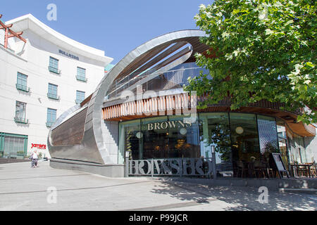 Birmingham, UK : 29 Juin 2018 : l'hôtel Brown est une journée de la chaîne britannique brasserie et bar avec homard nuits et le thé l'après-midi dans le grand café. Banque D'Images