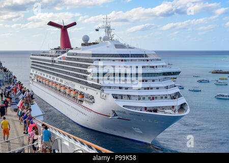 Grand Turk, Îles Turques et Caïques - 03 Avril 2014 : La vue de croisières Carnival Liberty comme Carnival Cruise Ship écarte Grand Turk. Banque D'Images