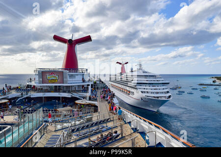 Grand Turk, Îles Turques et Caïques - 03 Avril 2014 : La vue de croisières Carnival Liberty comme Carnival Cruise Ship écarte Grand Turk. Banque D'Images