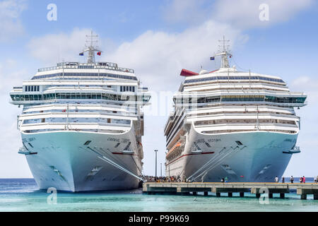 Grand Turk, Îles Turques et Caïques - 03 Avril 2014 : Carnival Liberty Carnival et les bateaux de croisière amarrés côte à côte dans la Grande Turque. Banque D'Images