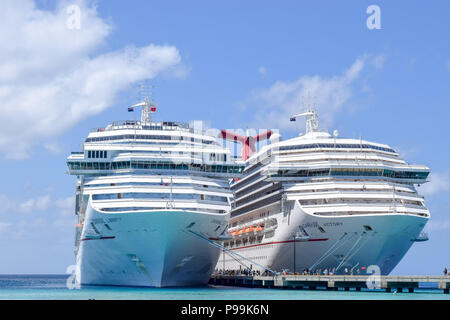 Grand Turk, Îles Turques et Caïques - 03 Avril 2014 : Carnival Liberty Carnival et les bateaux de croisière amarrés côte à côte dans les îles Turques et Caïques. Banque D'Images