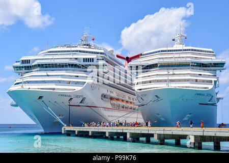 Grand Turk, Îles Turques et Caïques - 03 Avril 2014 : Carnival Liberty et Carnival Cruise Bateaux amarrés côte à côte. Banque D'Images