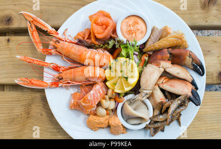 Plateau de fruits de mer écossais en plein air sur une journée ensoleillée Banque D'Images