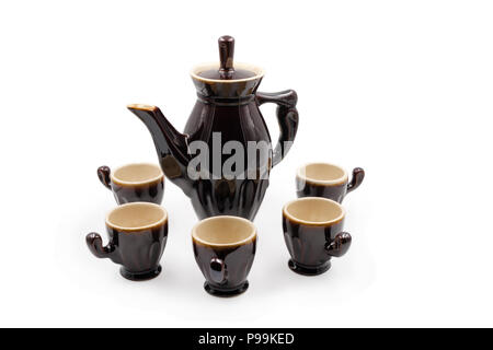 Ensemble d'ustensiles de café. Verseuse et cups. Isolé sur fond blanc. Banque D'Images