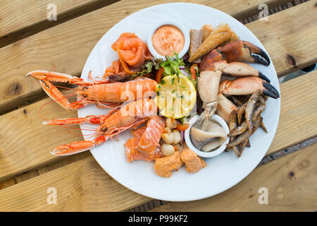 Plateau de fruits de mer écossais en plein air sur une journée ensoleillée Banque D'Images