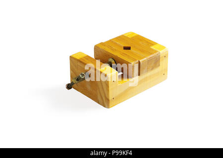 En bois petit étau. Close-up. Isolé sur fond blanc. Banque D'Images