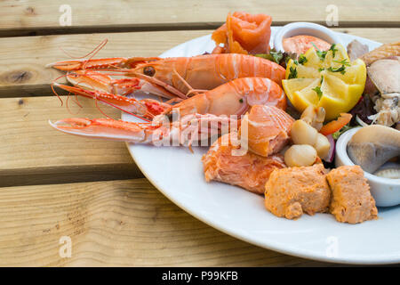 Plateau de fruits de mer écossais en plein air sur une journée ensoleillée Banque D'Images