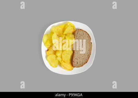 Croustilles de pommes de terre et de pain. Isolé sur un fond gris. Banque D'Images