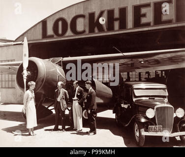 Amelia Earhart avec Lockheed, Carl Allen Squier et Floyd à vapeur du hangar de Lockheed à Burbank, Californie, debout à côté de la Lockheed Vega 5B dans lequel Earhart devient la première femme à terminer un vol transatlantique en solo le 21 mai 1932. (Photo : 1932) Banque D'Images