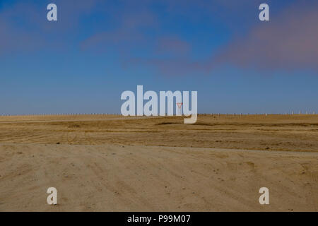 Signe de rendement sur route vide en paysage de désert du Namib en Namibie Banque D'Images