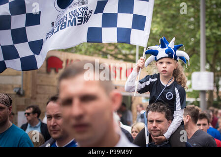 Wembley, Londres, Royaume-Uni. 29 mai 2016. Barnsley et Millwall fans arrivent au stade de Wembley de bonne humeur pour la Ligue un play-off final. Sur la photo : Banque D'Images