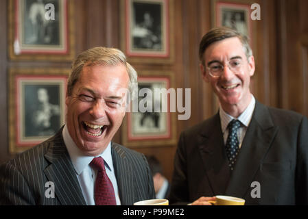 Le roi George et Mary Queen Room, London Marriott County Hall, London County Hall, London, UK. 17 mai 2016. Leader de l'UKIP Nigel Farage, député européen, Conservativ Banque D'Images
