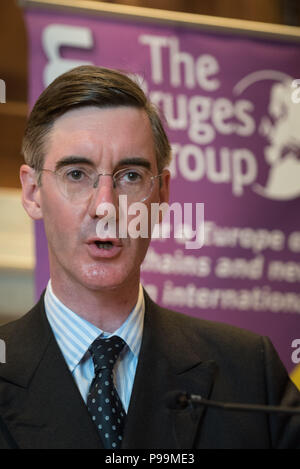 Le roi George et Mary Queen Room, London Marriott County Hall, London County Hall, London, UK. 17 mai 2016. Leader de l'UKIP Nigel Farage, député européen, Conservativ Banque D'Images