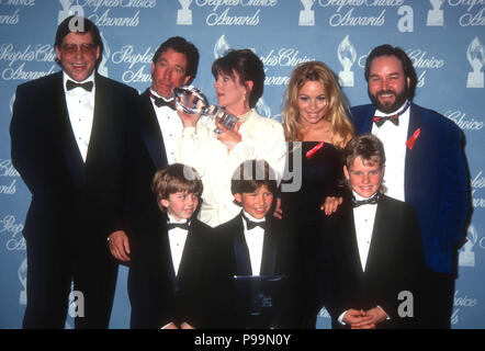 Los Angeles, CA - le 17 mars : (L-R) Acteurs Earl Hindman, Tim Allen, Patricia Richardson, Pamela Anderson, Richard Kam (rangée arrière) et Taran Noah Smith, Jonathan Taylor Thomas et Zachery Ty Bryan (avant)assiste à la 18e People's Choice Awards le 17 mars 1992 à Universal Studios à Universal City, en Californie. Photo de Barry King/Alamy Stock Photo Banque D'Images