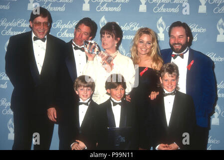 Los Angeles, CA - le 17 mars : (L-R) Acteurs Earl Hindman, Tim Allen, Patricia Richardson, Pamela Anderson, Richard Kam (rangée arrière) et Taran Noah Smith, Jonathan Taylor Thomas et Zachery Ty Bryan (avant)assiste à la 18e People's Choice Awards le 17 mars 1992 à Universal Studios à Universal City, en Californie. Photo de Barry King/Alamy Stock Photo Banque D'Images