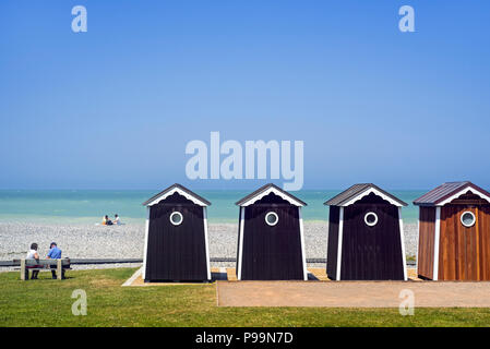 Cabines de plage station balnéaire à Sainte-Marguerite-sur-Mer le long de la côte de la mer du Nord, Seine-Maritime, Haute-Normandie, Côte d'Albâtre, Normandie, France Banque D'Images