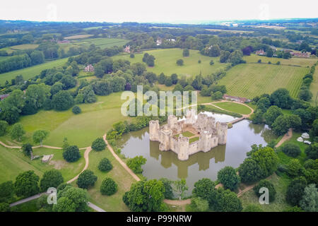 Vue aérienne du Château de Bodiam historique à West Sussex, Royaume-Uni Banque D'Images